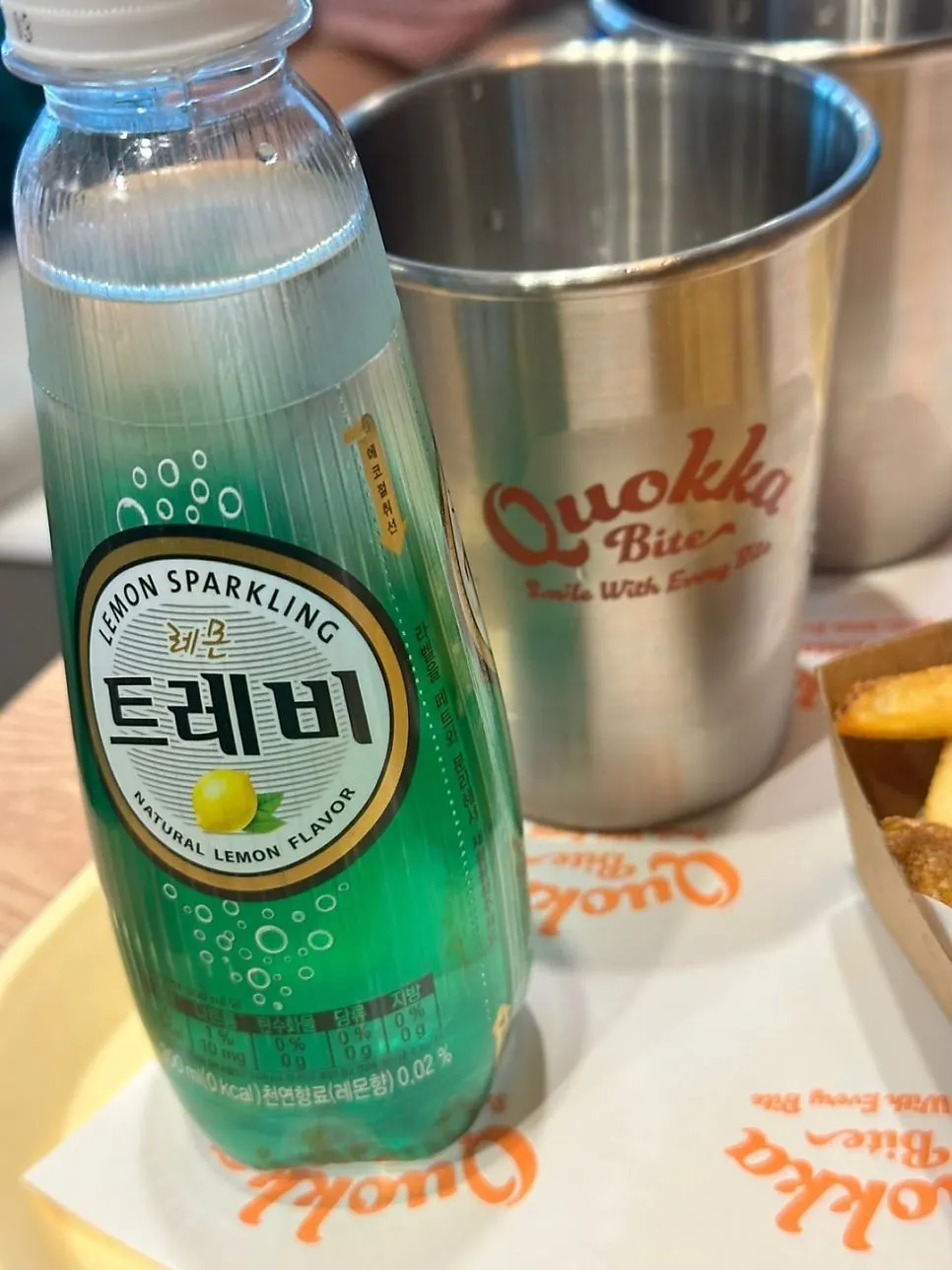 버거와 함께 마신 시원한 탄산수