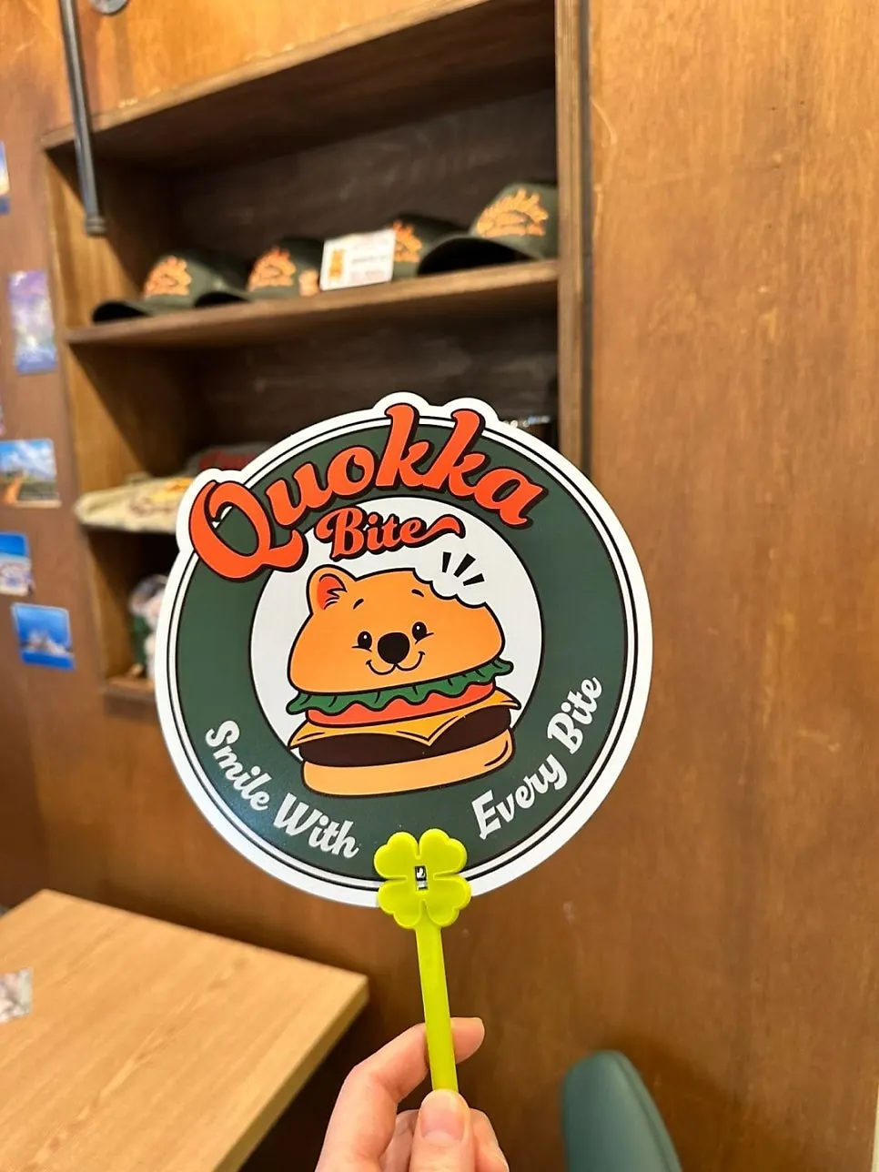 테이블에 차려진 수제버거 세트 전체 상차림