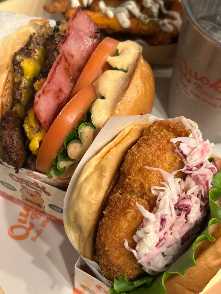 Disposable gloves provided with the burger