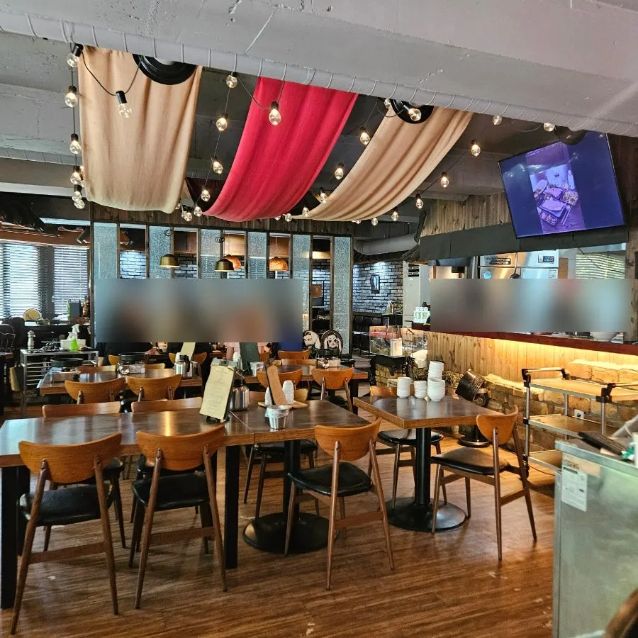 The calm interior of Raviok Yeoksam Main Branch