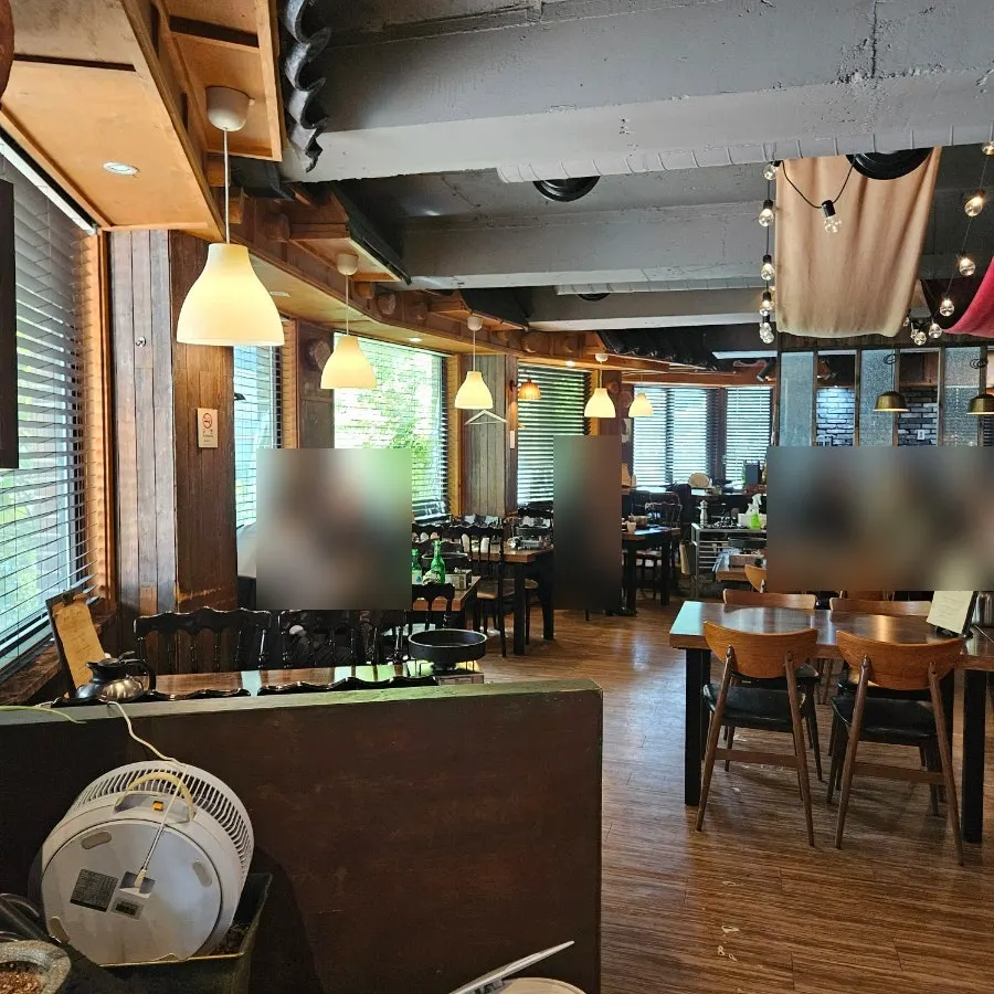 Table seating at Raviok Yeoksam Main Branch