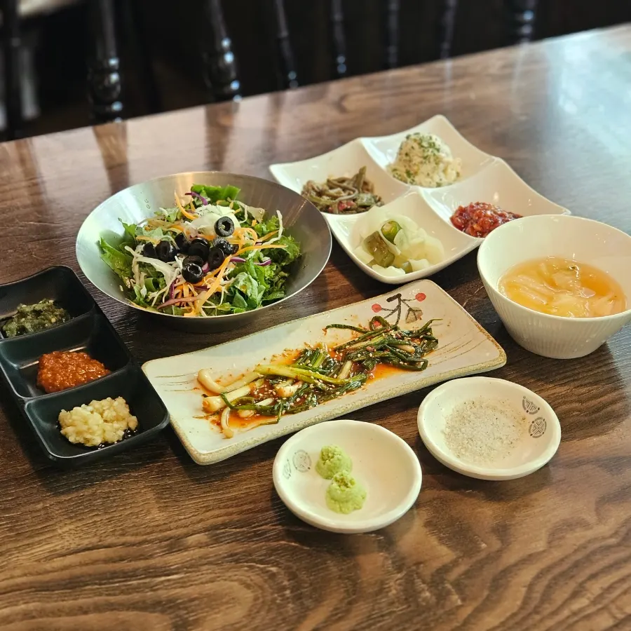 Side dish spread at Raviok Yeoksam Main Branch