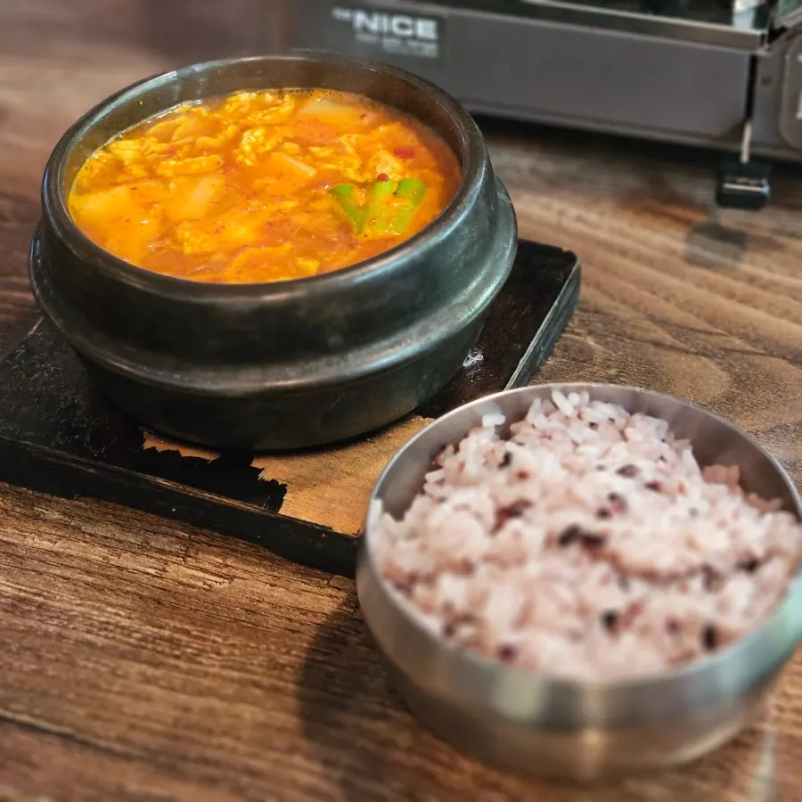 A solo doenjang jjigae and rice table setting