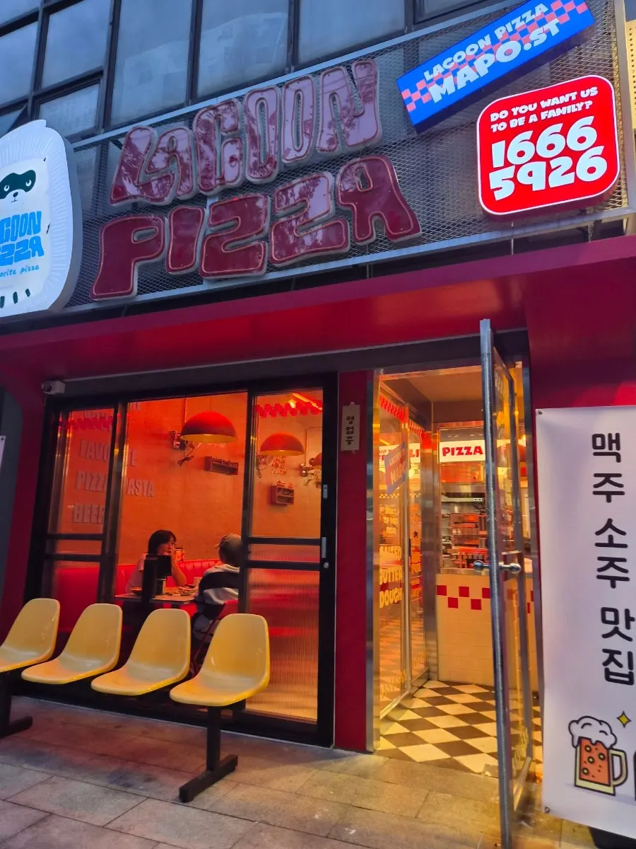 편안한 분위기의 라쿤피자 마포역점 좌석