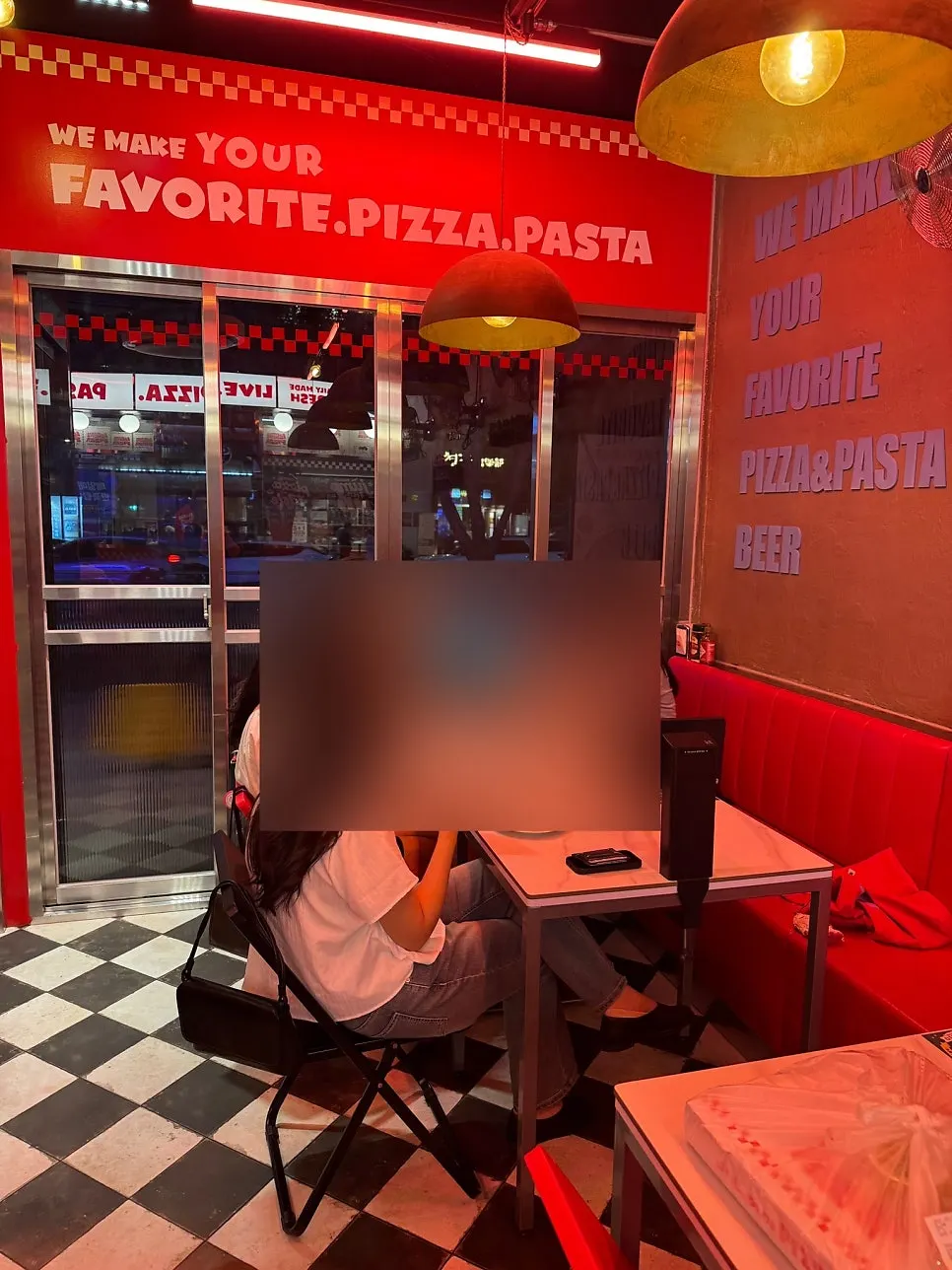5인이 이용한 라쿤피자 마포역점 넓은 좌석