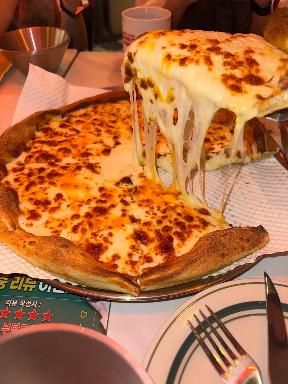 한 조각을 들어 올려 늘어나는 피자 치즈