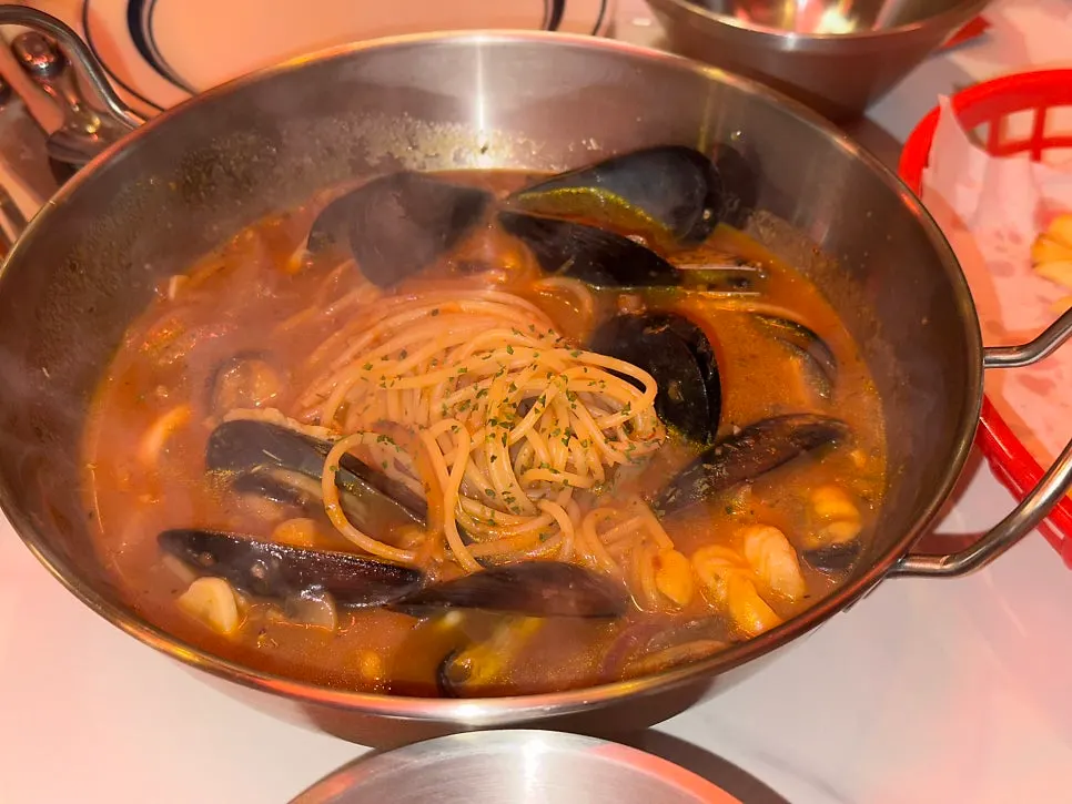 피자와 함께 차려진 매콤 해장 파스타 한 상