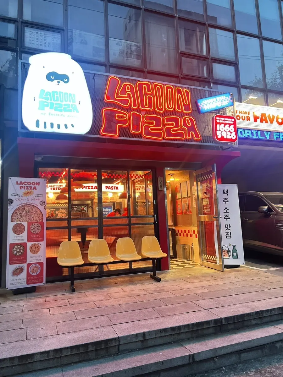 라쿤피자 마포역점 매장 전경