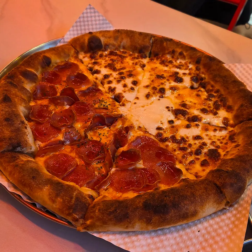 두 가지 맛으로 나온 반반피자 L