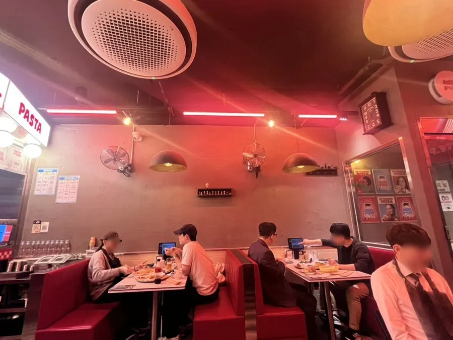 Modern, clean seating at Raccoon Pizza Mapo Station branch
