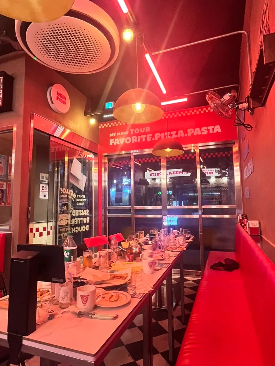 Interior design of Raccoon Pizza Mapo Station branch