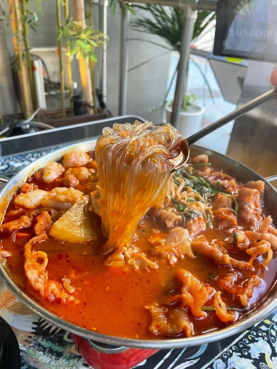 닭고기와 닭발, 당면이 들어간 곱도리탕 냄비
