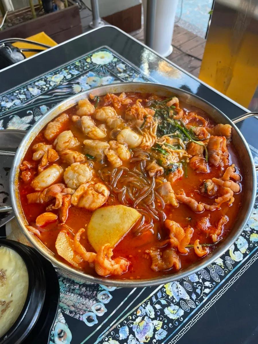 끓고 있는 닭발 품은 곱도리탕