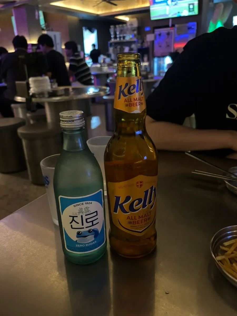 테이블에 놓인 소주와 맥주