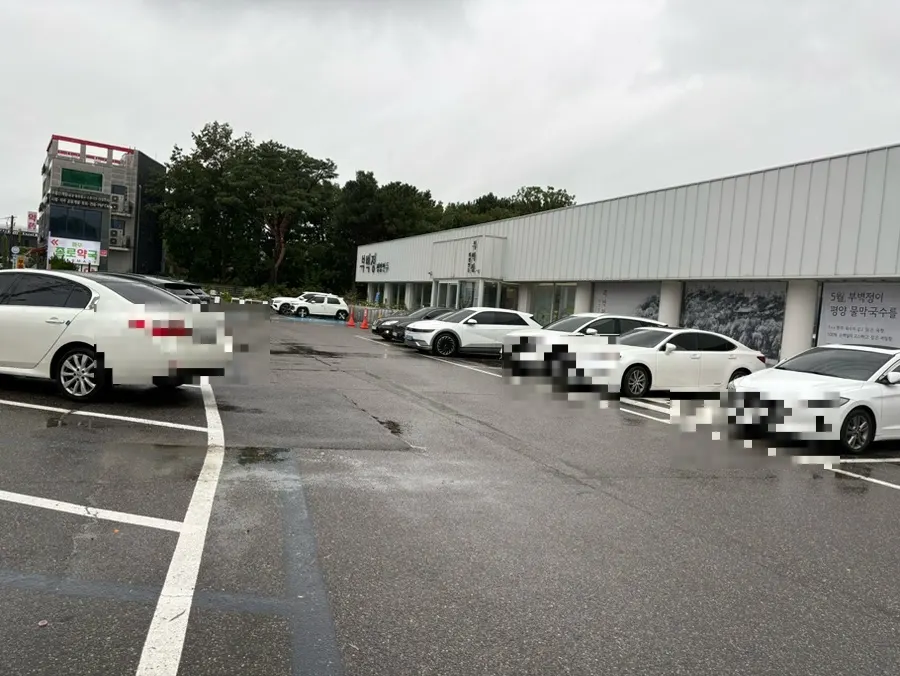 The large parking lot in front of the restaurant