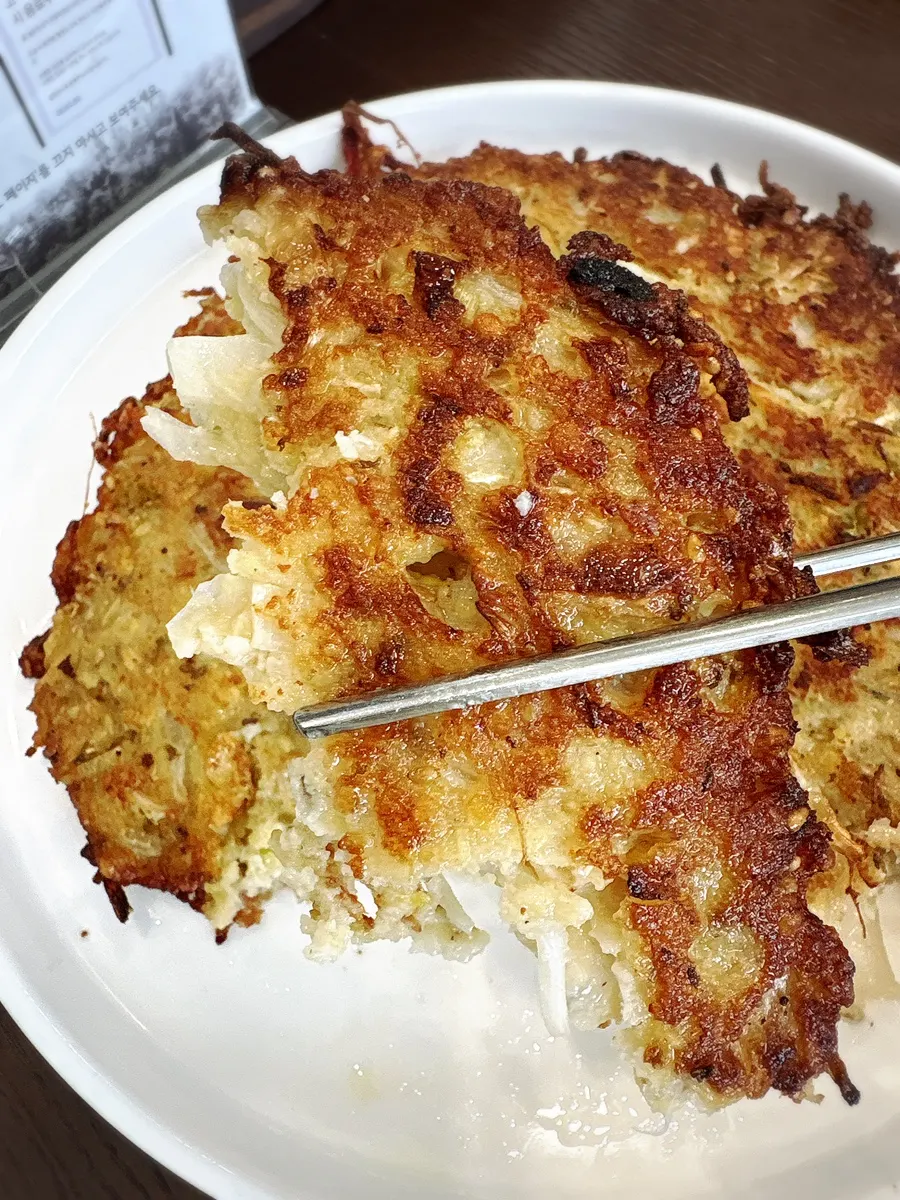 A freshly made plate of mung bean pancake