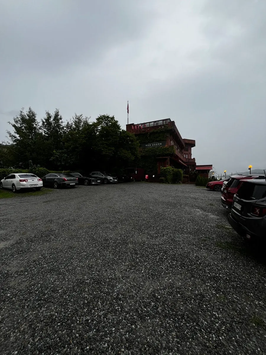 Exterior of Waltz and Dr. Mahn, a Bukhan River café, on a rainy day