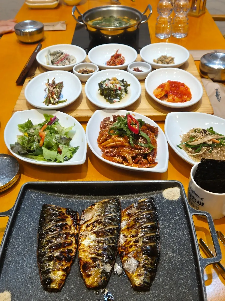 윤기 도는 화덕 고등어구이 접시