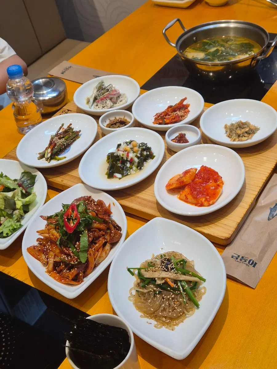 테이블에 세팅된 정갈한 기본 반찬