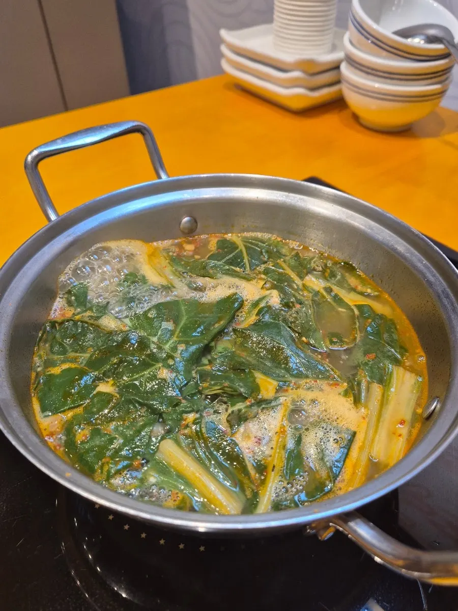 모래시계와 함께 끓고 있는 근대 된장국