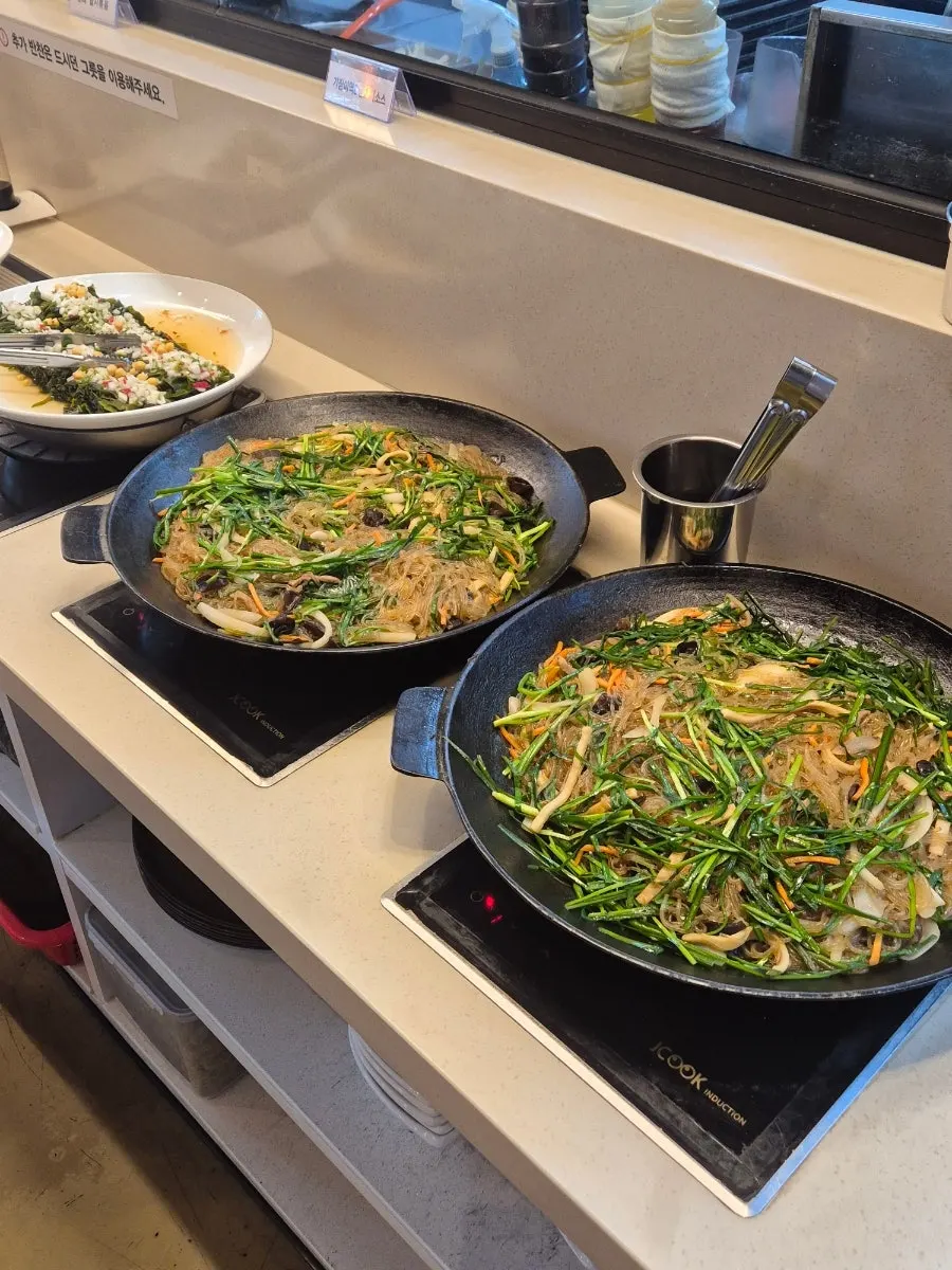 셀프바에서 담아온 반찬 접시