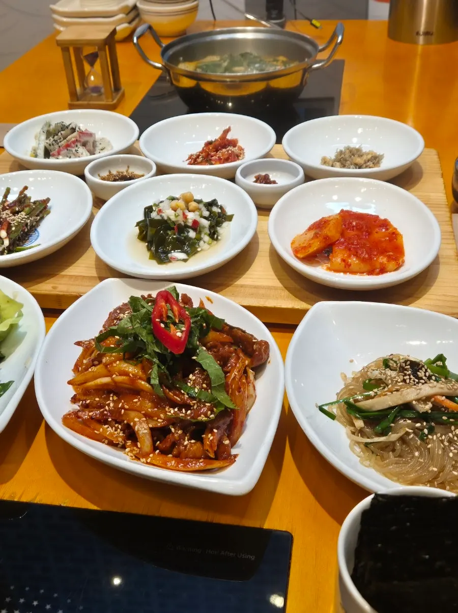 화덕 고등어구이와 제육볶음이 적힌 메뉴