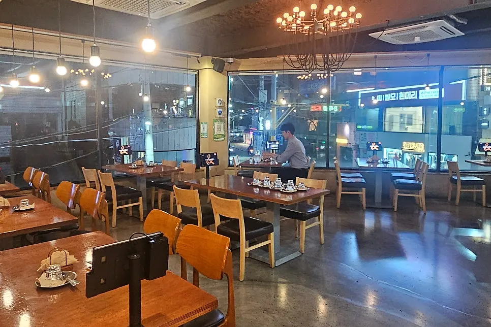 2인·4인 테이블 위주의 라마앤바바나 홀