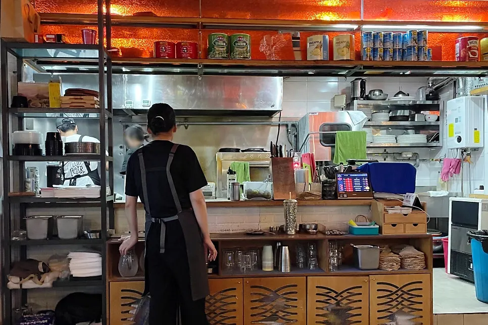 벽에 걸린 연예인 사인들