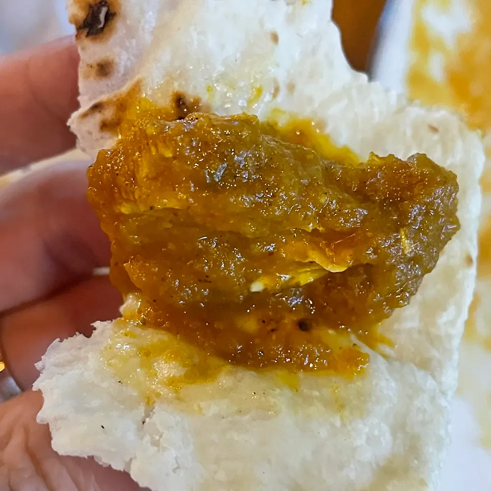 난에 치킨커리를 찍어 먹는 장면