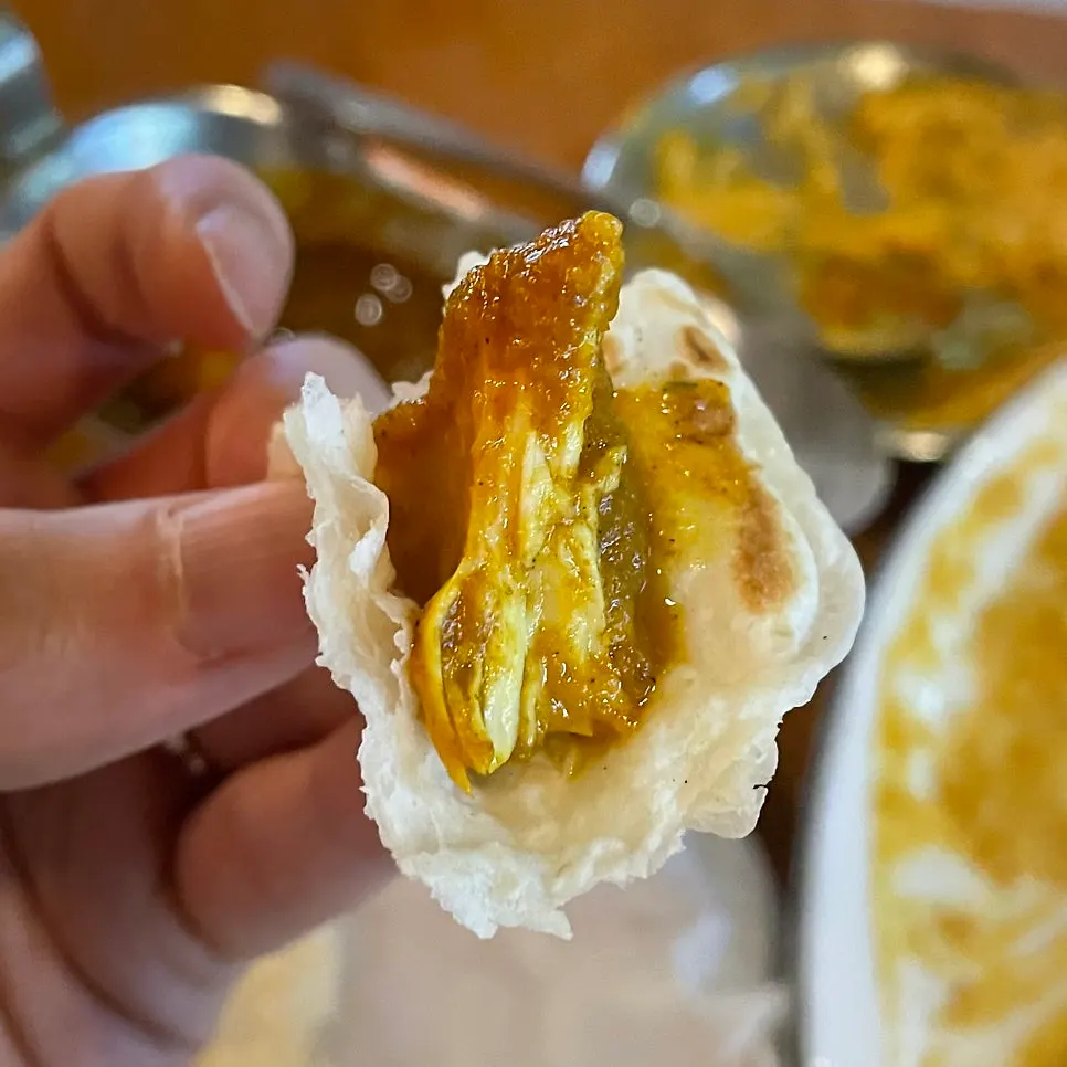 식사 마무리 단계의 커리 접시
