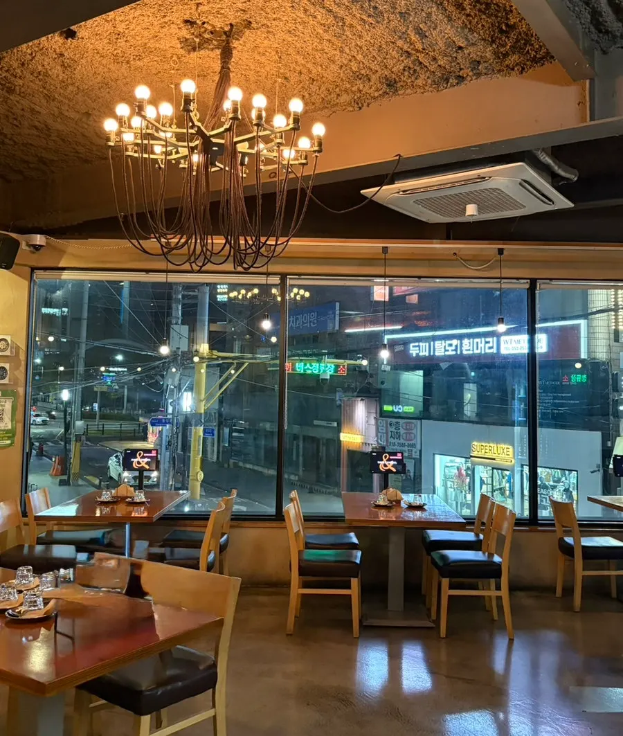 오픈주방이 보이는 모던한 매장 내부