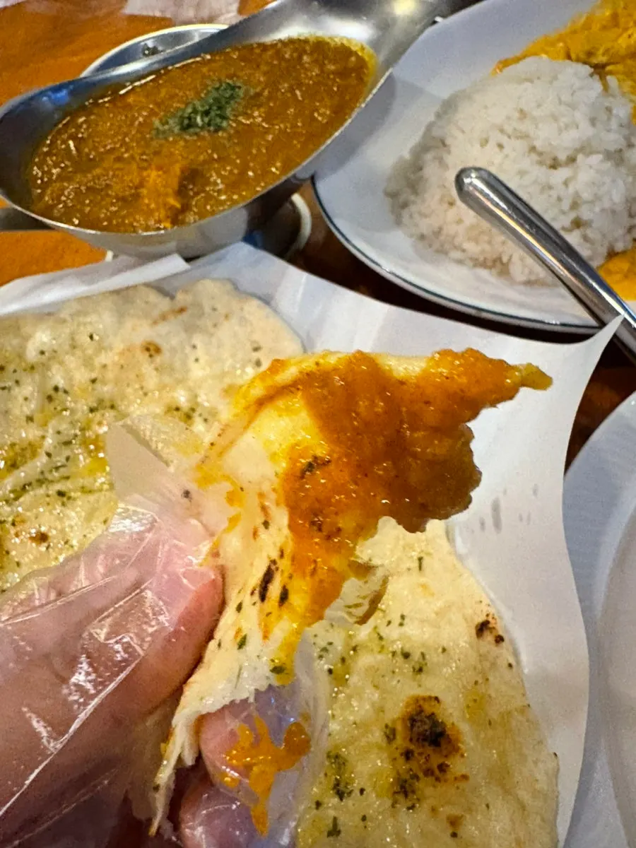 난을 커리에 찍어 먹는 장면