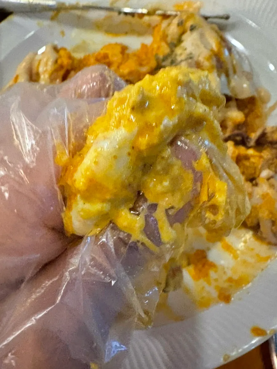 게살이 차 있는 푸팟퐁커리 게 조각