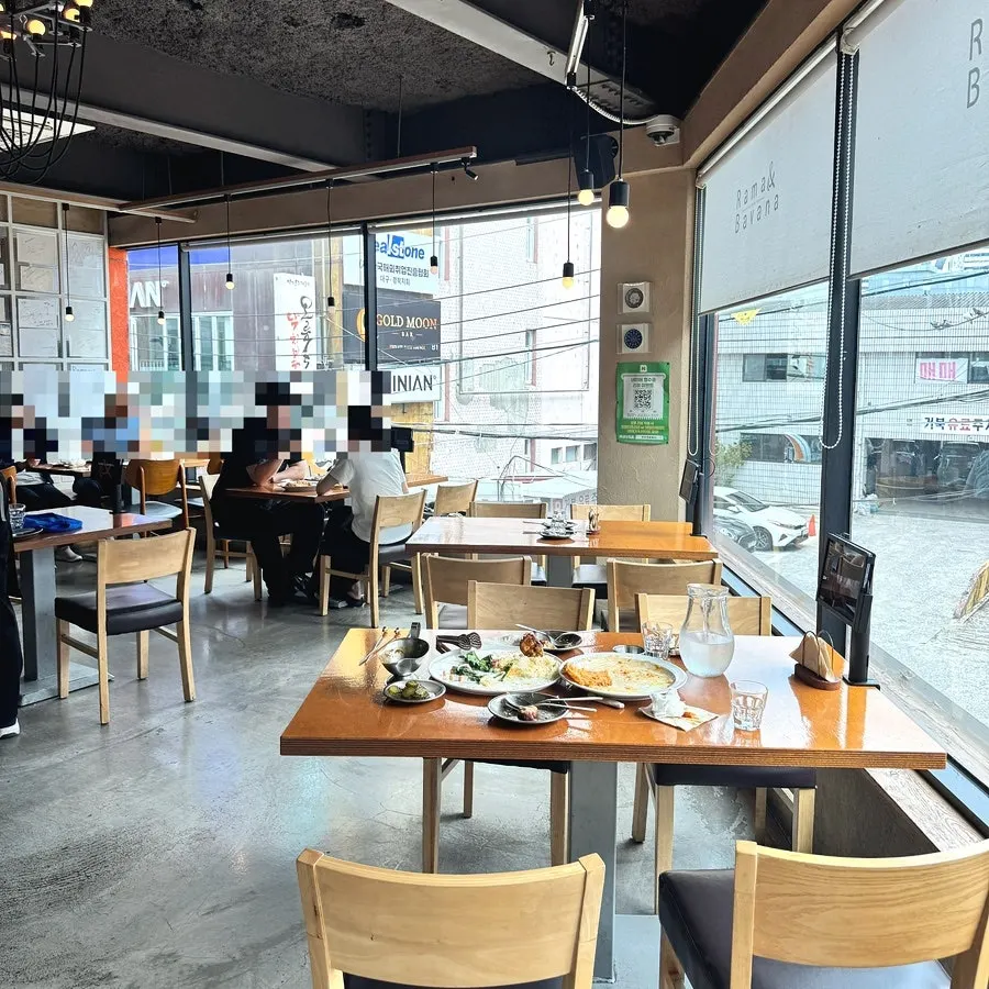 2인석과 4인석 위주의 홀 좌석