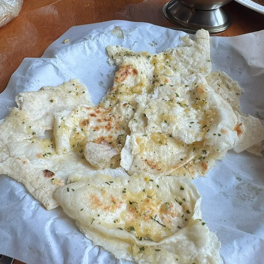 갈릭버터난에 치킨커리를 올린 모습