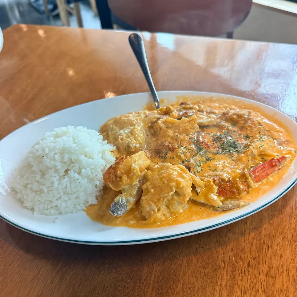 A plate of pu pad pong curry served with rice