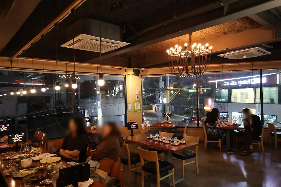평일 저녁 라마앤바바나 2층 홀 분위기