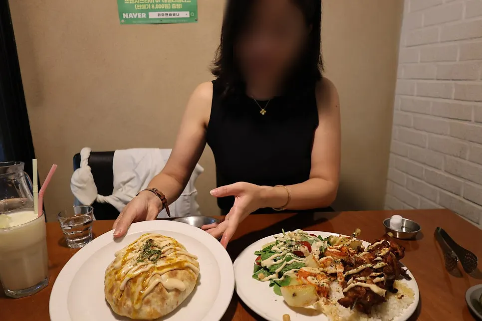나시고랭과 탄두리띠까가 함께 놓인 테이블