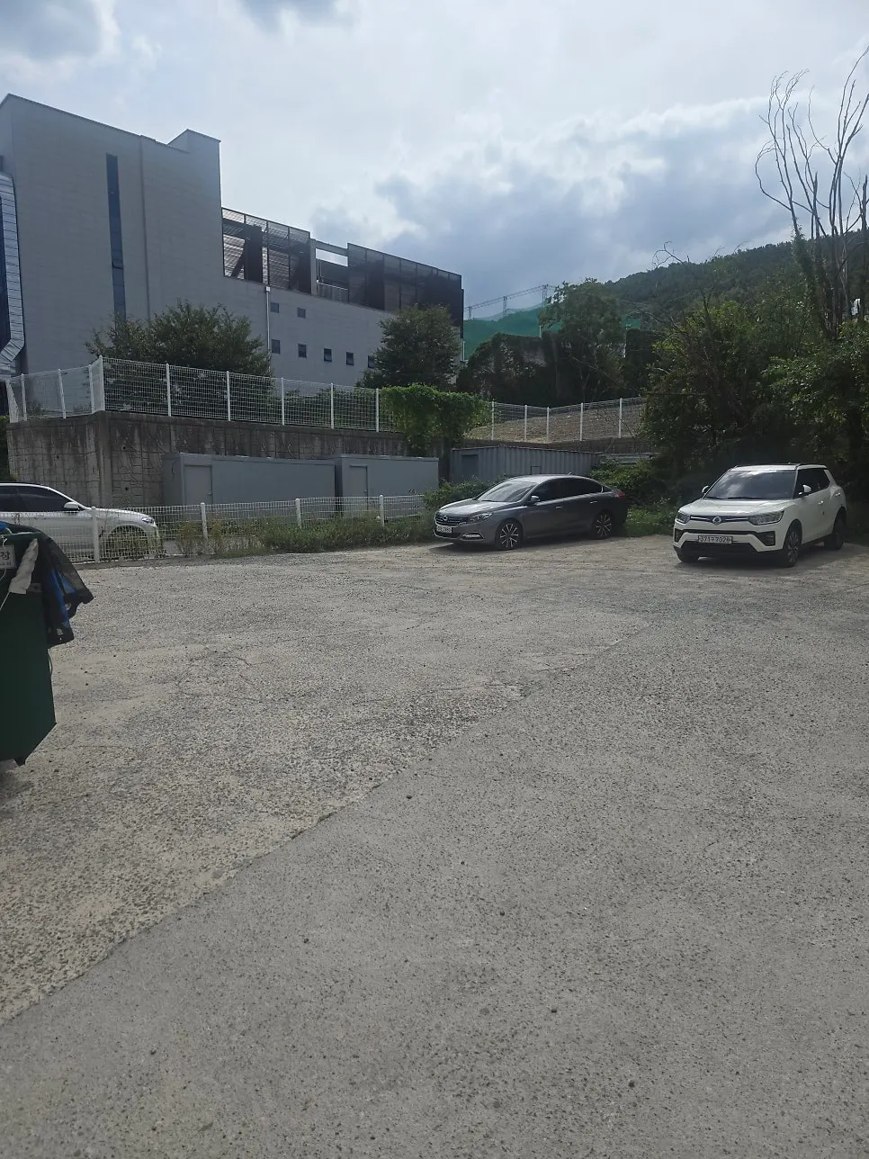 Exterior of the building and parking lot behind Rama & Bavana Suseong Lake Branch