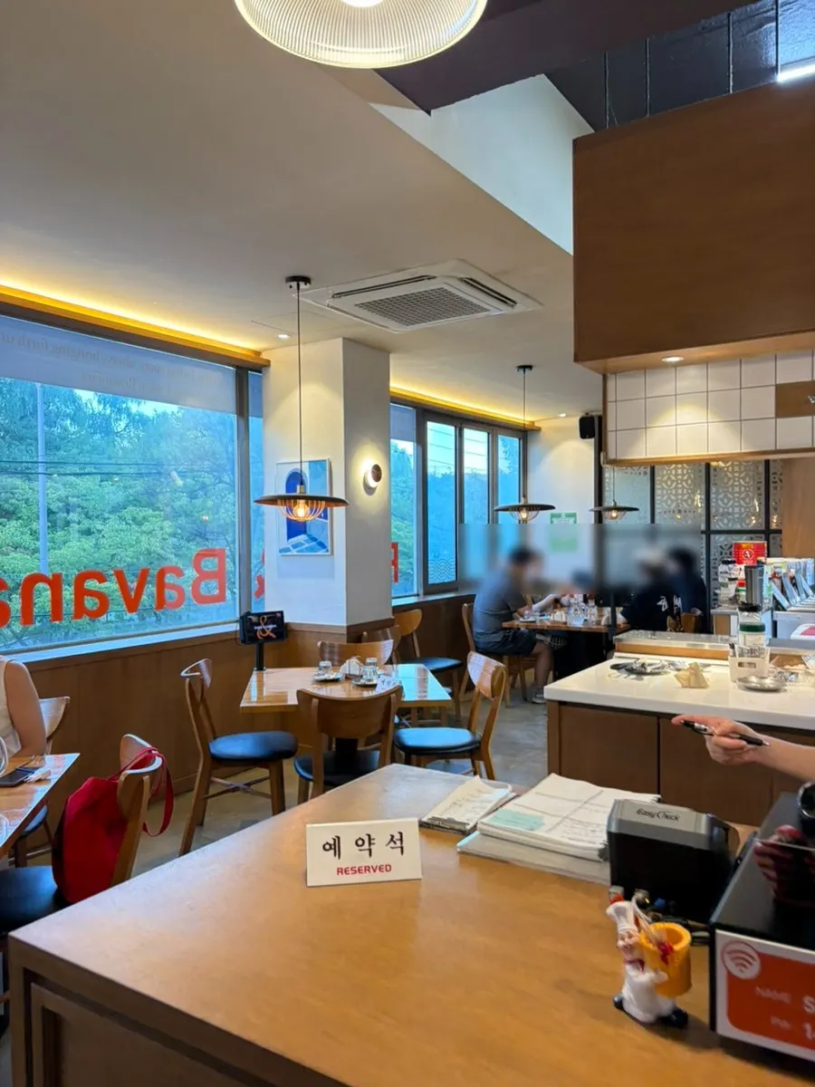 창가를 따라 배치된 테이블과 인도풍 소품