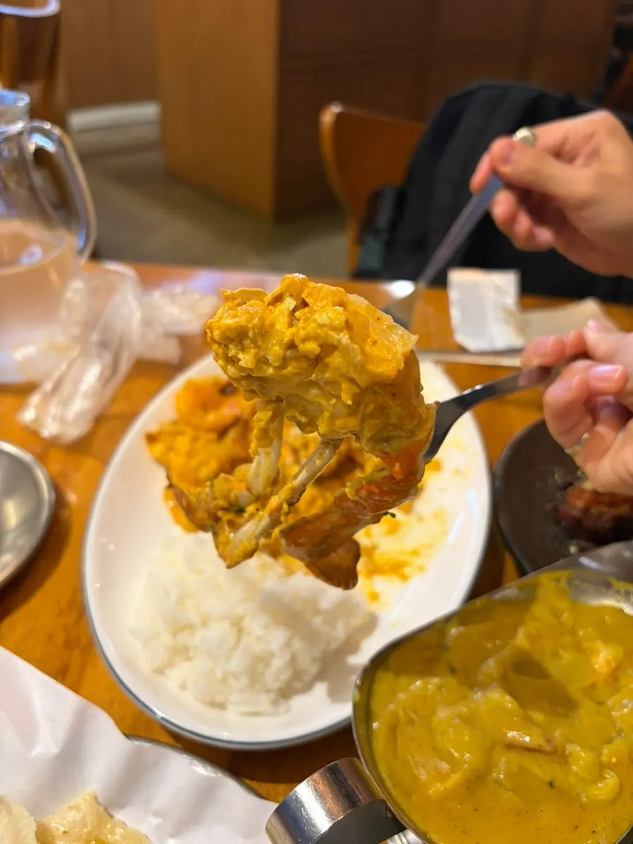 게살을 발라 먹는 푸팟퐁커리