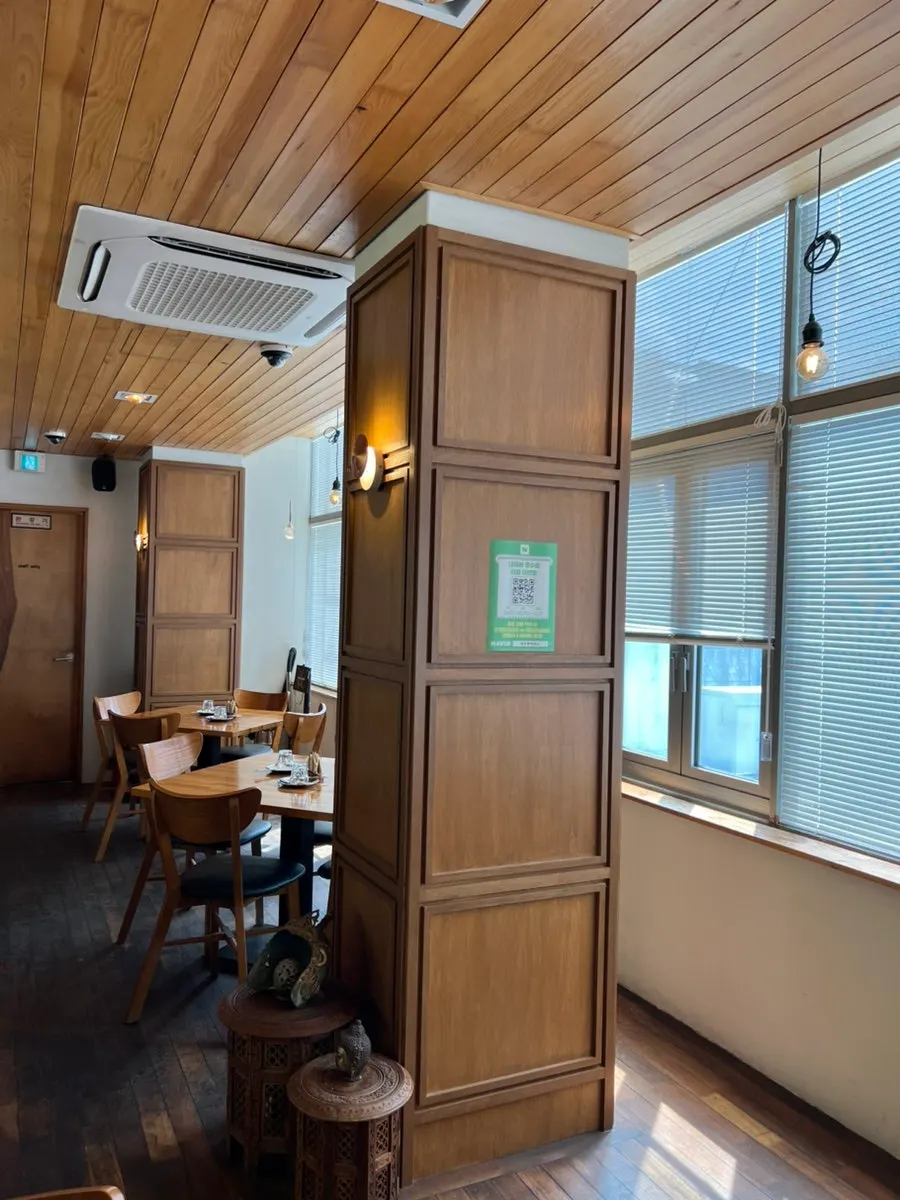 창가 자리에서 바라본 매장 분위기