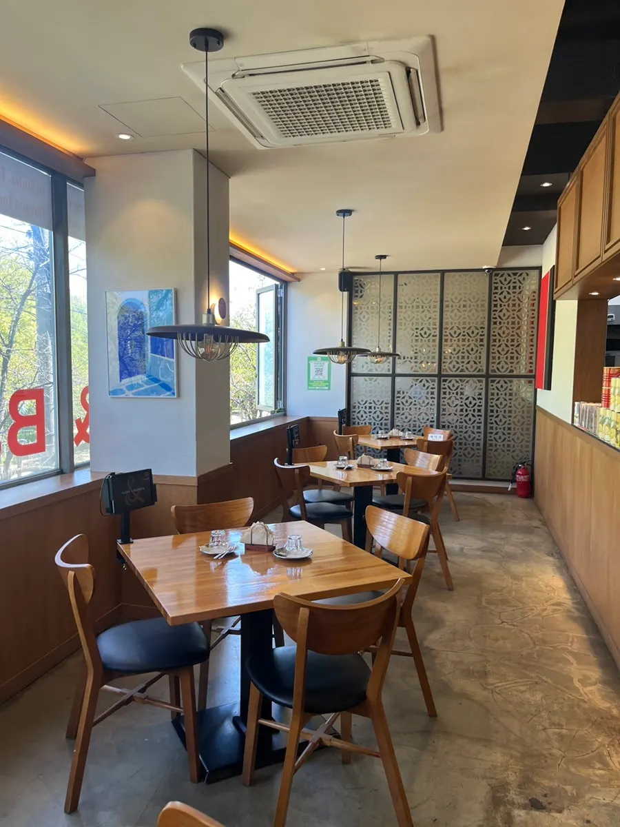 Seating inside Rama & Bavana Suseong Lake Branch
