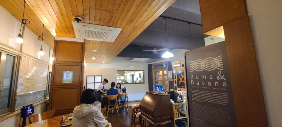 라마앤바바나 수성못점 내부 홀