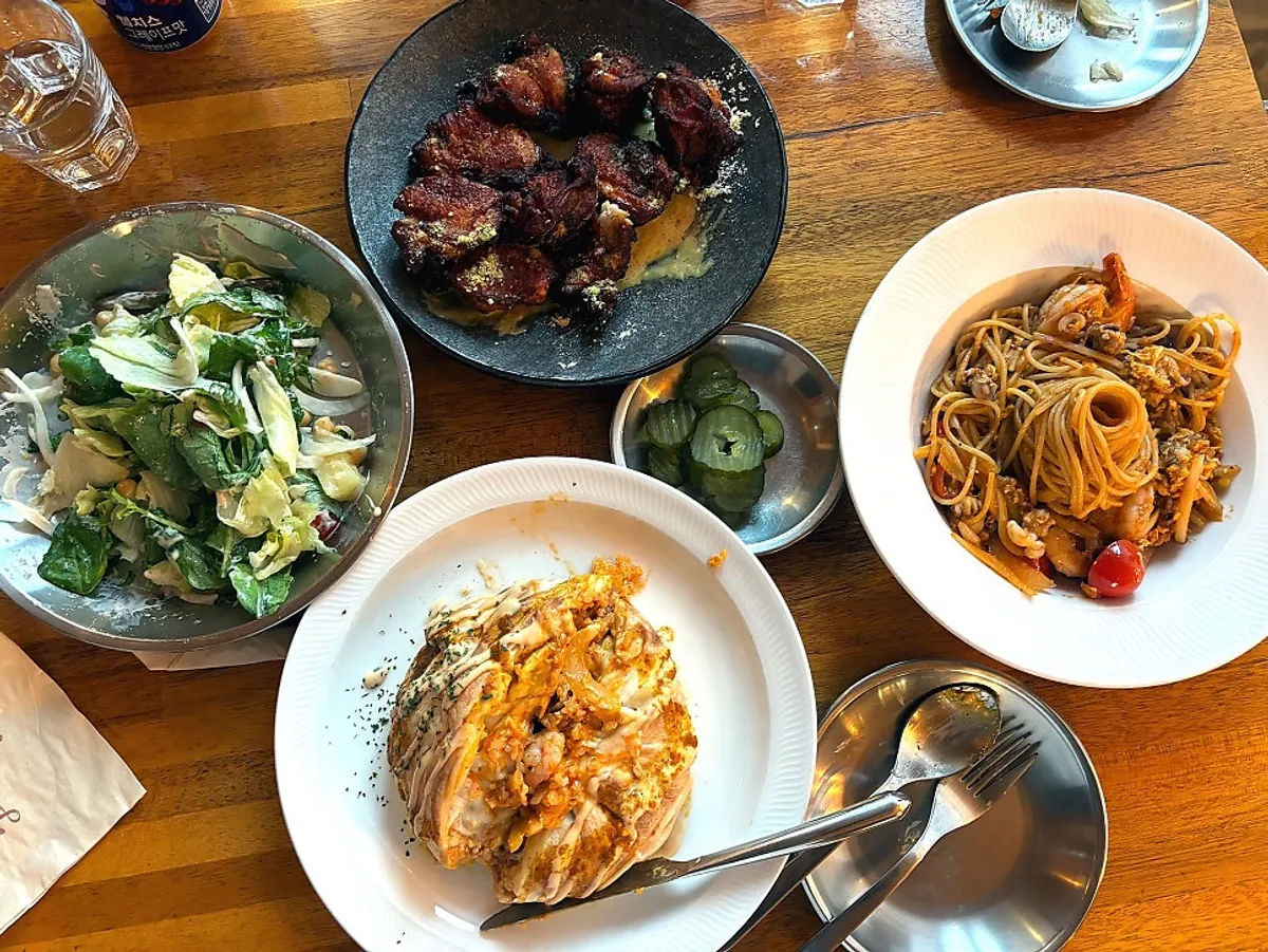 Table spread of Asian dishes at Rama & Bavana Suseong Lake Branch