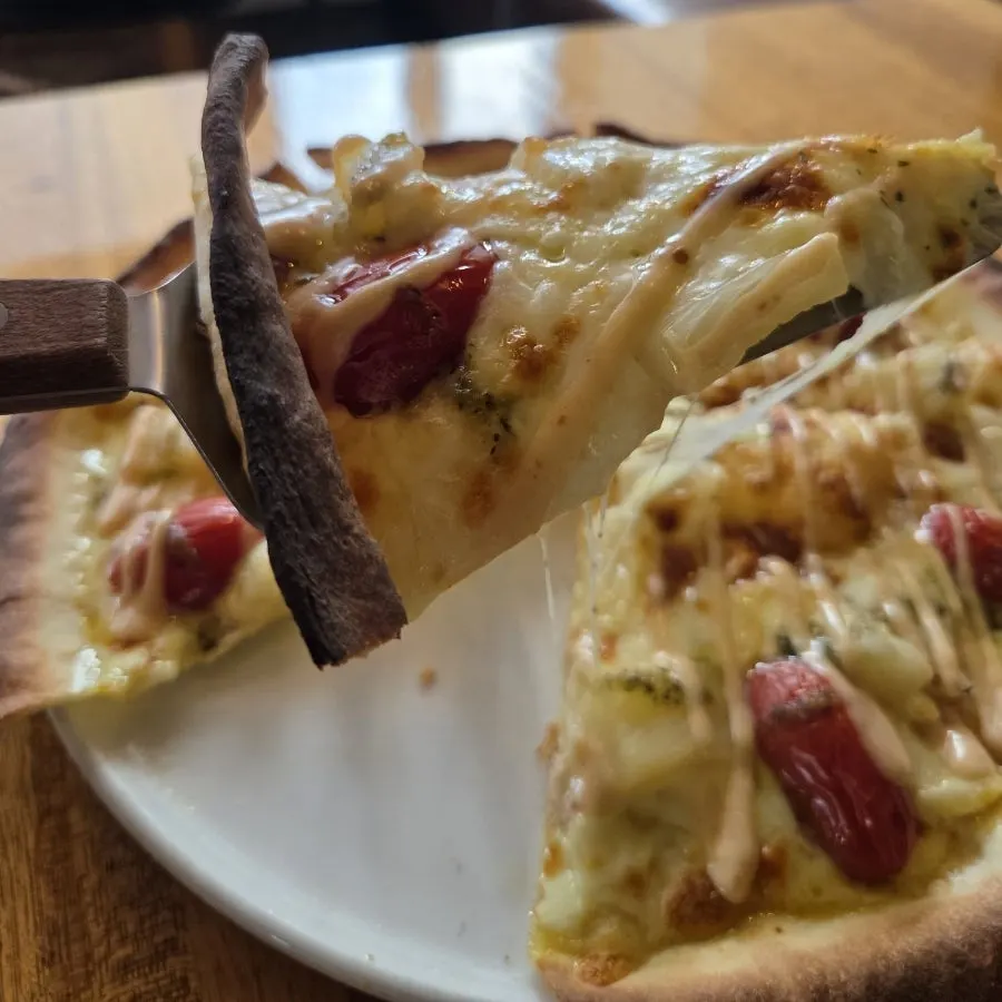 테이블에 차려진 커리와 난 상차림