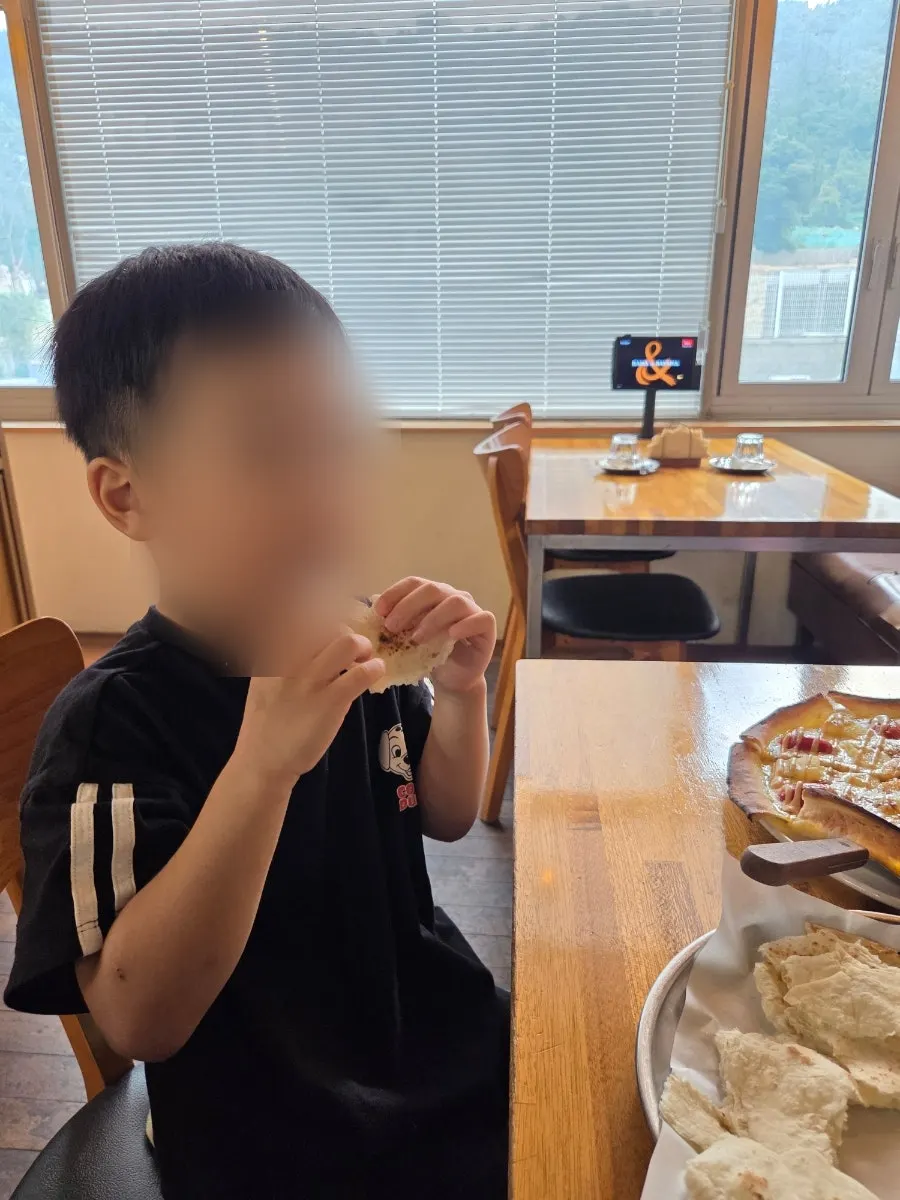 파인애플과 방울토마토가 올라간 바이올렛인디아 피자