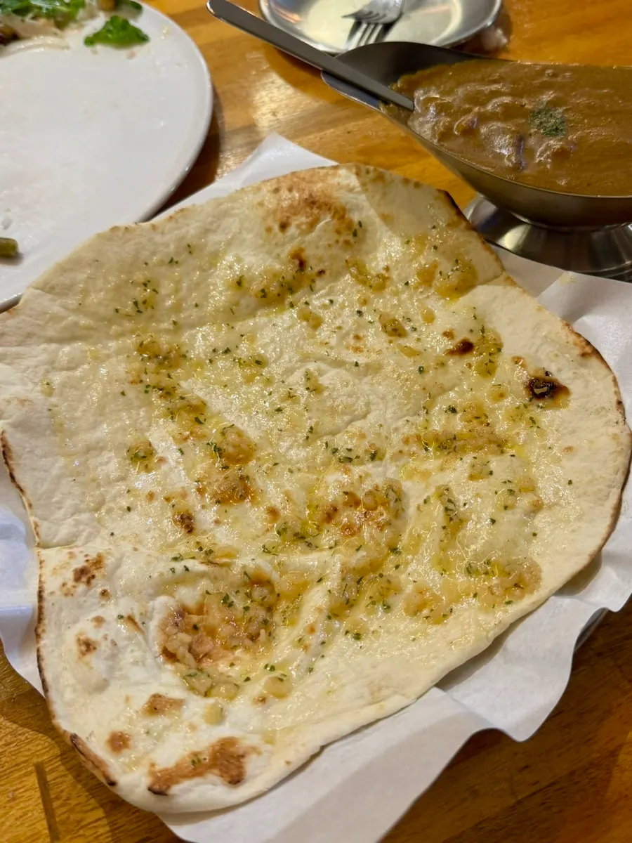 치킨커리와 버터 갈릭 난 상차림