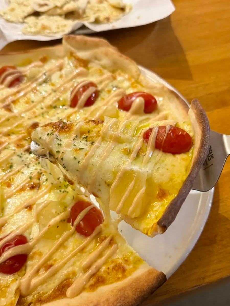 토핑과 치즈가 올라간 피자 조각