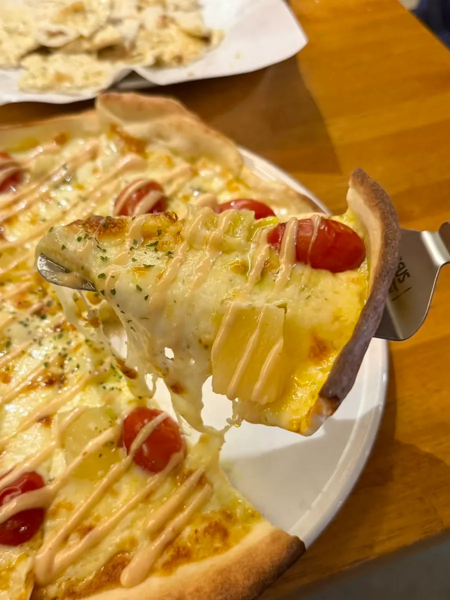 커리와 함께 놓인 바이올렛 인디아 피자
